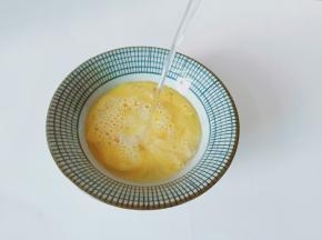 加入凉开水（蛋液与凉开水的比例是1：1.5倍）搅拌完全混合在一起。