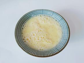 搅拌好的蛋液会有很多的小气泡。