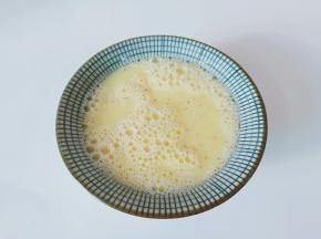 搅拌好的蛋液会有很多的小气泡。