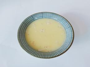   用过漏网过滤掉气泡，再撒上虾皮一起。