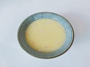   用过漏网过滤掉气泡，再撒上虾皮一起。