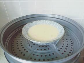 锅里水开再上锅蒸，记得盖保鲜膜（保鲜膜一定要包上，或者盖一个盘子，不然水蒸汽会滴落到蛋羹上影响美观）