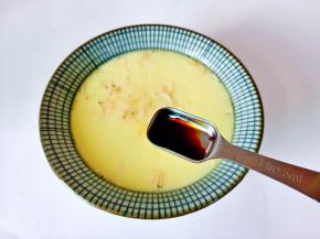 蒸好的鸡蛋羹淋上生抽与葱花就可以。