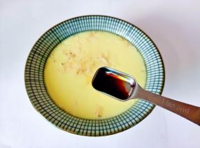 蒸好的鸡蛋羹淋上生抽与葱花就可以。