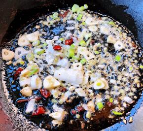 锅中倒入底油加热放入花椒八角炸香再放入葱姜蒜爆香