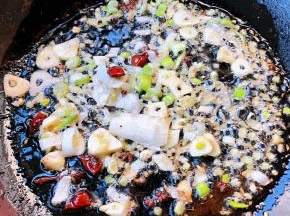 锅中倒入底油加热放入花椒八角炸香再放入葱姜蒜爆香