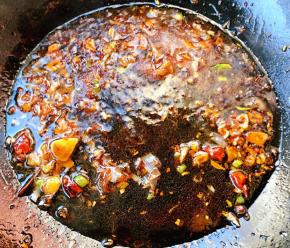  放入糖炒出糖色再放入料酒和一品鲜酱油炒匀