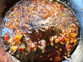  放入糖炒出糖色再放入料酒和一品鲜酱油炒匀