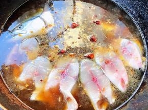 添加适量清水再放入鲅鱼块大火炖起来