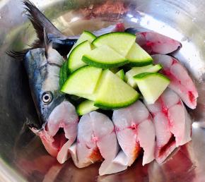 鲅鱼斜刀片成大块萝卜切成片状