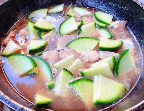 鲅鱼炖至七成熟放入萝卜片一起炖