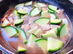 鲅鱼炖至七成熟放入萝卜片一起炖