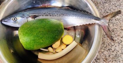 准备原材料鲅鱼去腮和内脏洗净萝卜洗净葱姜蒜备用