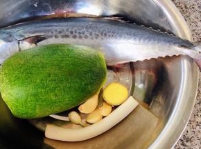 准备原材料鲅鱼去腮和内脏洗净萝卜洗净葱姜蒜备用