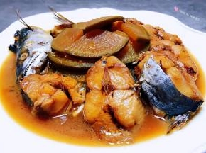 鲜美可口的鲅鱼炖萝卜片装入盘中就大功告成了