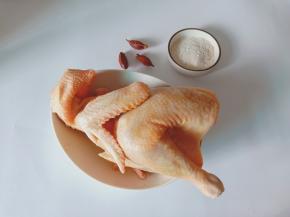 黄栀子具有很好的上色效果，家里平时也可以备一些做菜用。