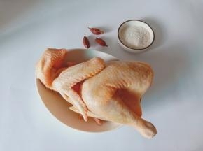 黄栀子具有很好的上色效果，家里平时也可以备一些做菜用。