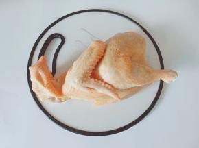 三黄鸡表面用叉子或者牙签扎一下小洞，便于腌制至更加入味！