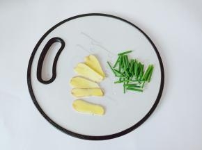 生姜、葱清洗后切好备用。