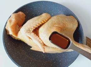 三黄鸡加料酒了2勺去腥增香。