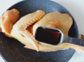 加一点蚝油提鲜，先腌制十分钟。