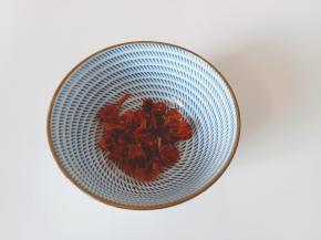 黄栀子用剪刀剪成碎碎，便于浸泡出里面的颜色更加好看。