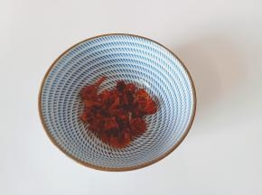 黄栀子用剪刀剪成碎碎，便于浸泡出里面的颜色更加好看。