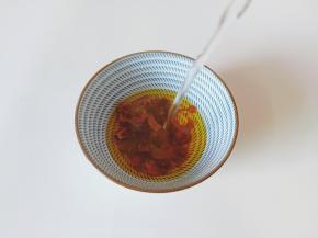 加三勺温水浸泡10分钟左右。