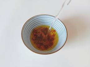 加三勺温水浸泡10分钟左右。