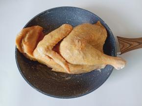 三黄鸡加入盐焗粉把每个角落都涂一遍。