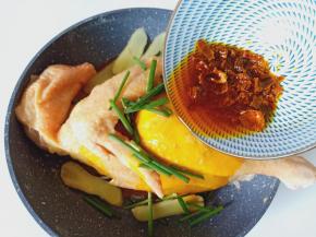 加上泡好的黄栀子水，涂满整个三黄鸡，这样蒸好的三黄鸡颜色更加漂亮！