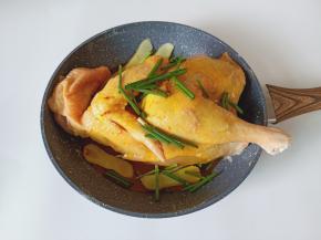 加上葱段与生姜片腌制3小时入味。