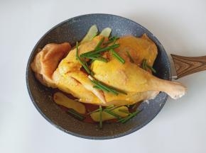 加上葱段与生姜片腌制3小时入味。