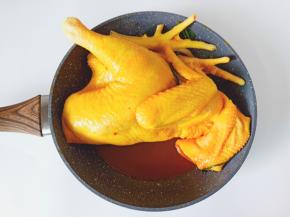 经过三小时腌制后的三黄鸡颜色金黄。