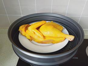 三黄鸡放入大盘中，冷水上锅蒸。