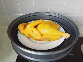 三黄鸡放入大盘中，冷水上锅蒸。