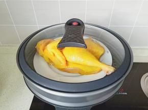 盖好盖子开大火蒸30-40分钟（具体看鸡的大小来定）蒸至期间可以用筷子插肉最厚的位置试一下，插好拿出来筷子是干净的就是蒸好了，反之就再蒸5-10分钟看一下。