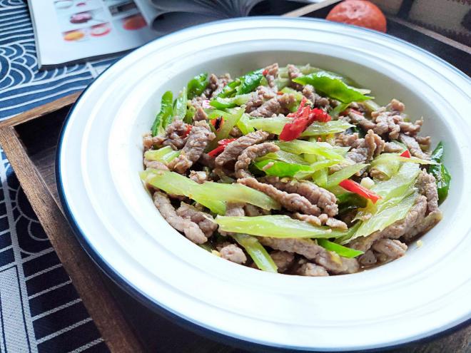 家常芹菜炒牛肉