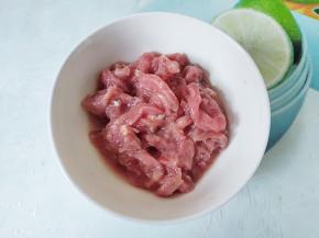 牛肉切丝，加1汤匙料酒，小半勺（两三克）盐，一点点水，1汤匙油，抓揉均匀，腌渍10分钟。