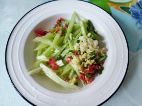 芹菜切斜段，辣椒、姜和蒜切碎。
