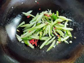 锅烧热，倒少量油，先下姜、蒜、辣椒和芹菜炝炒两三分钟，加小半勺（两三克）盐翻炒几下，然后盛起。