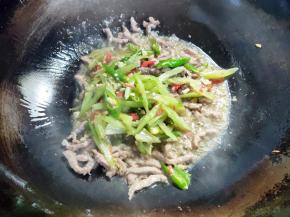 倒入前面炒好的芹菜，加1汤匙生抽，煸炒一两分钟。