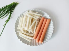 准备火腿肠、年糕与配料。