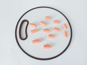 火腿肠先切寸段。