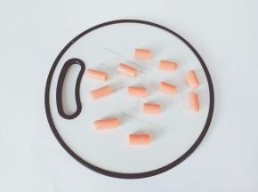 火腿肠先切寸段。