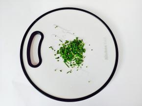 韭菜洗净切成小丁备用。