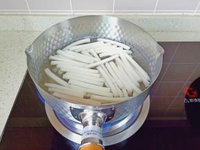 锅里放适量的清水，水开放入年糕。