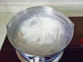 开大火将年糕煮至浮起即可。