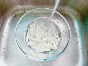 将年糕过一遍凉水，防止粘在一起。