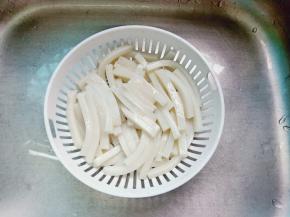 将年糕控干水分。